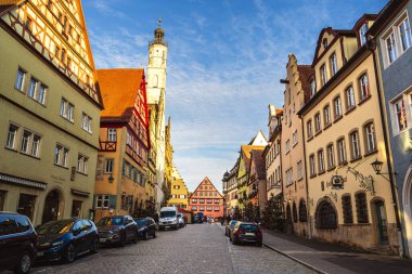 Rothenburg 'daki tarihi binalar kaldırım taşı caddesinde.