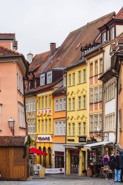 Bamberg Almanya 'sında sokak hizasında renkli binalar