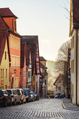 Cobblestone Caddesi, Rothenburg 'da renkli binalarla dolu.