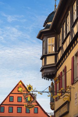 Rothenburg 'da mavi gökyüzünün altında tarihi binalar
