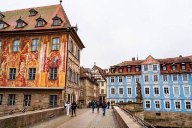Bamberg Almanya 'sında sokak hizasında renkli binalar