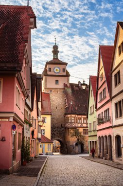 Rothenburg 'daki tarihi binalar kaldırım taşı caddesinde.