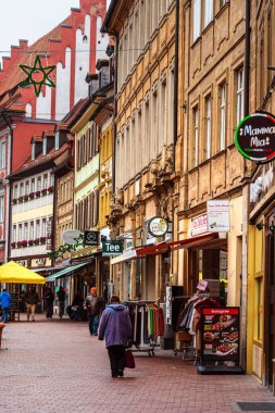 Bamberg Almanya 'sında sokak manzaralı dükkanlar ve binalar