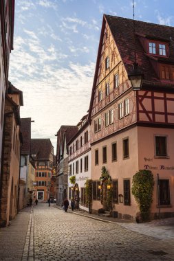 Rothenburg 'daki tarihi binalar kaldırım taşı caddesinde.