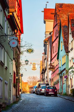 Rothenburg 'da kaldırım taşı caddesinde uzanan renkli binalar