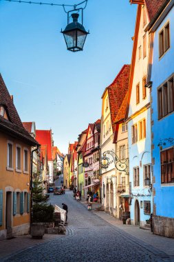 Rothenburg 'da kaldırım taşı caddesinde uzanan renkli binalar