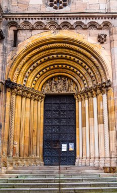Bamberg 'deki tarihi binanın süslü giriş kapısı