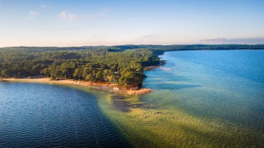 Hourtin Gölü 'nün havadan görünüşü, Gironde, Fransa