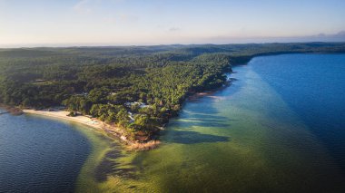 Hourtin Gölü 'nün havadan görünüşü, Gironde, Fransa