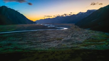 Gün batımında Pukaki Gölü 'nün çarpıcı manzarası.