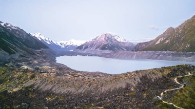 Pukaki Gölü ve dağların manzarası.