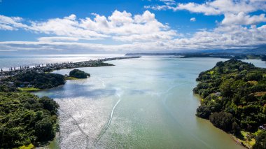 Ohope plajının havadan görünüşü Yeni Zelanda