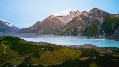Pukaki Gölü ve dağların manzarası.