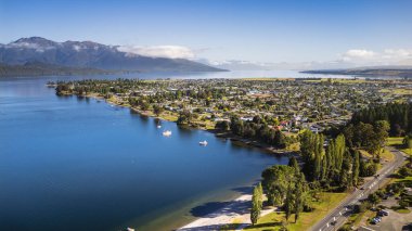 Te Anau Gölü ve kasabasının havadan görünüşü