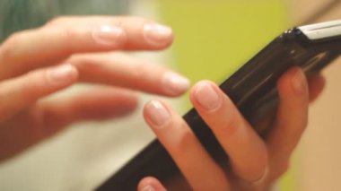Kız parmak metin telefon numarasını, kapalı, yakın çekim, parmak telefonun ekranda PRINT çevirir