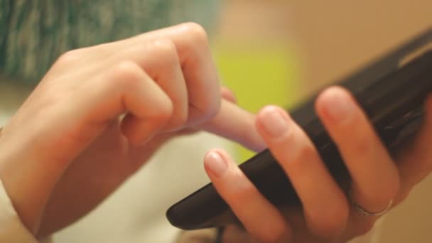 Κορίτσι εκτυπώσεις κειμένου στο τηλέφωνο καλεί τον αριθμό, σε εσωτερικούς χώρους, γκρο πλαν, Finger εκτύπωση στην οθόνη του τηλεφώνου — Αρχείο Βίντεο
