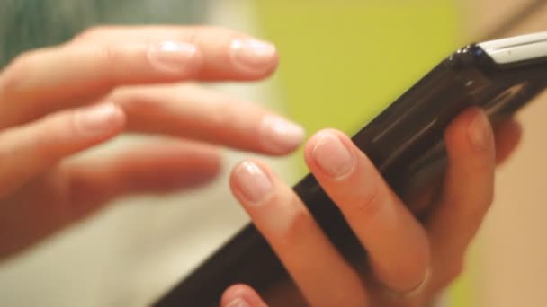 Текст "Отпечатки девушек" на телефоне Набирает номер, в помещении, крупным планом, отпечаток пальца на экране телефона — стоковое видео