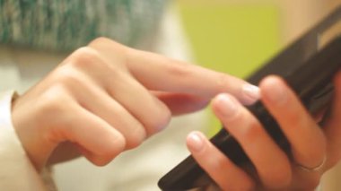 Kız parmak metin telefon numarasını, kapalı, yakın çekim, parmak telefonun ekranda PRINT çevirir