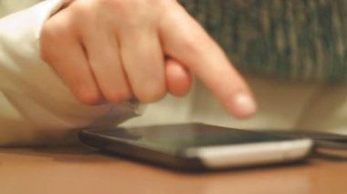 Kız parmak metin telefon numarasını, kapalı, yakın çekim, parmak telefonun ekranda PRINT çevirir