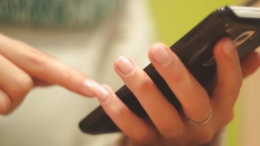 Kız parmak metin telefon numarasını, kapalı, yakın çekim, parmak telefonun ekranda PRINT çevirir