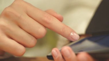 Kız parmak metin telefon numarasını, kapalı, yakın çekim, parmak telefonun ekranda PRINT çevirir