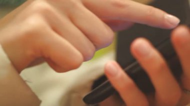 Kız parmak metin telefon numarasını, kapalı, yakın çekim, parmak telefonun ekranda PRINT çevirir