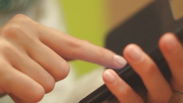 Vytiskne Text holka na telefonu vytáčí číslo, uvnitř, Close-Up, Finger tisknout na displeji telefonu — Stock video