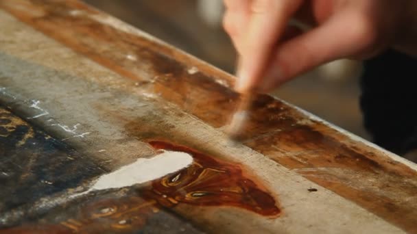 Restauración de pintura de artista — Vídeo de stock