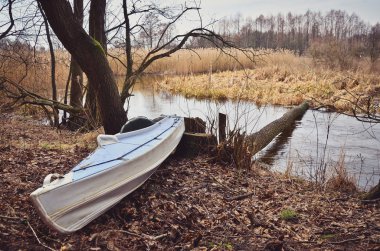 Nehir kıyısında Kano