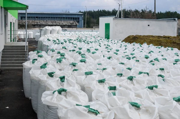 Muitos Jumbo Sacos Empilhados Com Fertilizante Ureia Perto Fábrica — Fotografia de Stock
