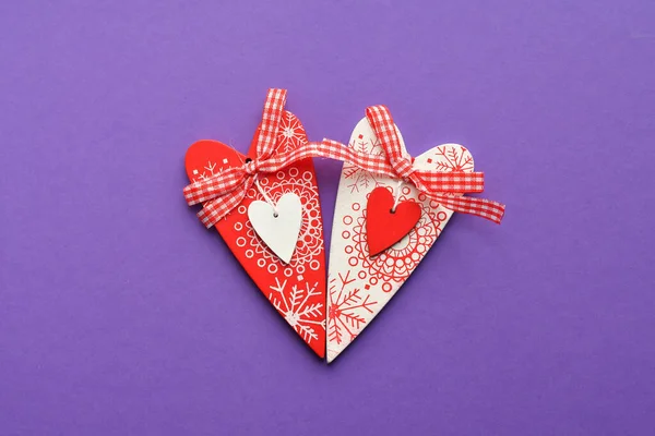 Deux Décorations Rouges Blanches Forme Coeur Sur Fond Violet Fond — Photo