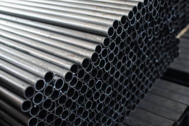 Endüstriyel arka plan için birçok çelik boru. Seçici odaklanma. Düşük Dof.