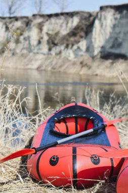 Nehir kıyısında kırmızı yük teknesi. Seçici odaklanma. Etkin yaşam konsepti.