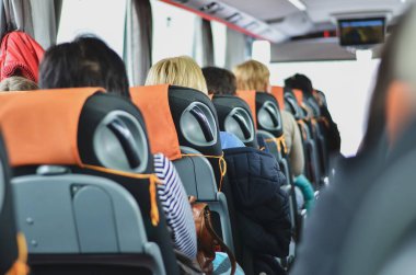 Otobüsle seyahat eden turistlerin arka görüntüsü. Seyahat konsepti. Seçici odak.