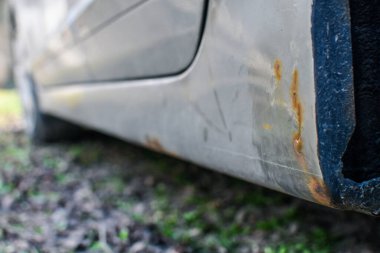 Arabanın altında paslanma ya da paslanma izleri var.. 