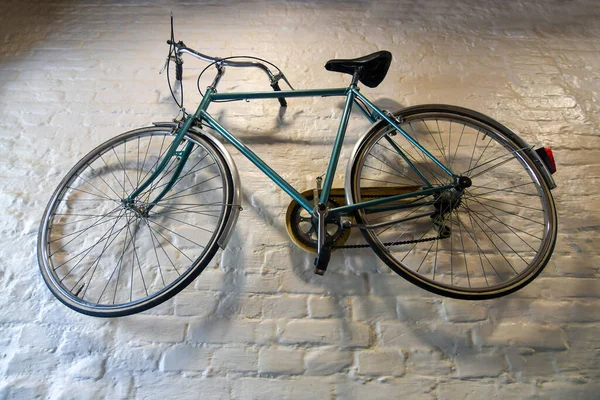 Niebieski Vintage Rower Wiszący Białej Ceglanej Ścianie Tle Skupienie Selektywne — Zdjęcie stockowe