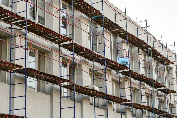 Okul binasında yalıtım ve onarım işleri. Enerji verimliliğini arttırıyorum. Seçici odak. 