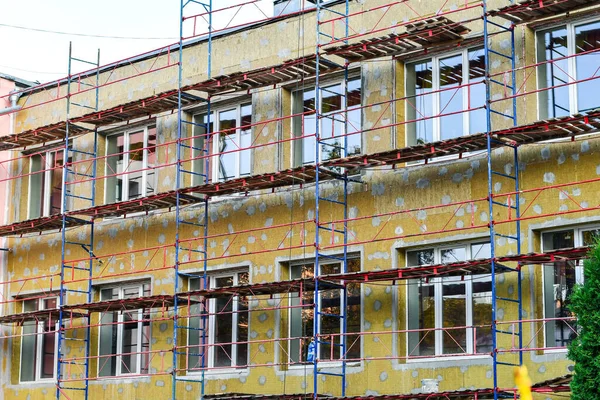 Okul binasında yalıtım ve onarım işleri. Enerji verimliliğini arttırıyorum. Seçici odak. 