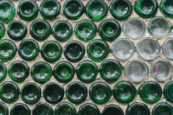 Стена Дома Выполнена Использованных Зеленых Белых Стеклянных Бутылок Творческий Фон — стоковое фото
