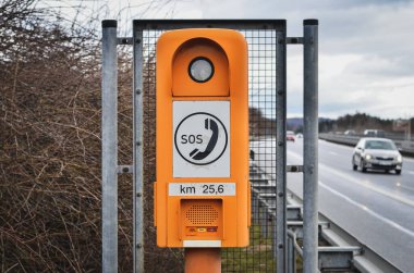 Otoyolun kenarında acil yardım çağrısı var..