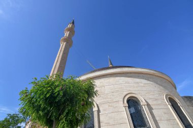 Kemer 'deki Müslüman camii, sahil beldesi, geniş açıdan çekilmiş..