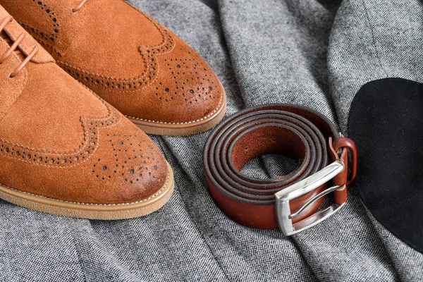 一双褐色的绒面革皮鞋和皮带扣在斜纹织物的背景上 复制空间 — 图库照片