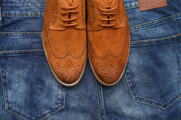 Een Paar Bruine Suède Derby Schoenen Jeans Tweed Blazer Achtergrond — Stockfoto
