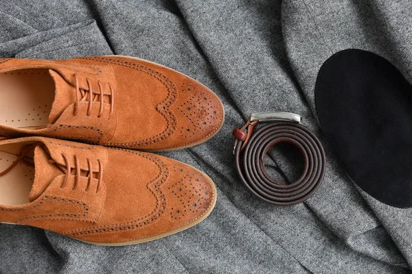 ツイード生地の背景に茶色のスエードダービーの靴と革ベルトのペア スペースのコピー — ストック写真