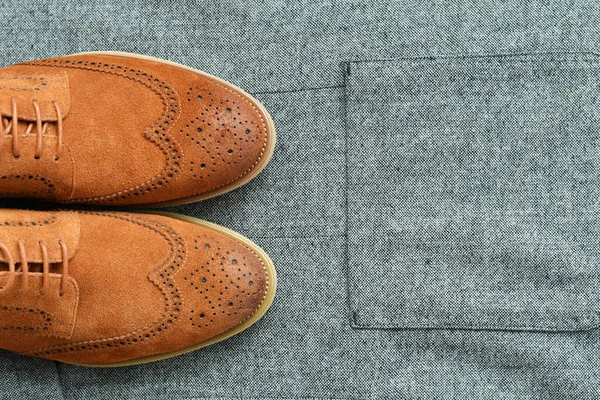 在斜纹织物背景上的一双棕色绒面革皮鞋 顶部视图 复制空间 — 图库照片