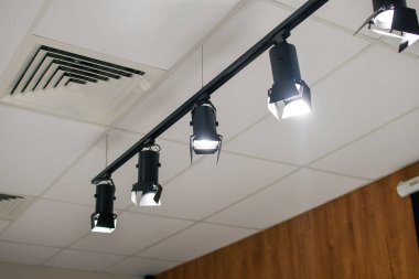 Tavanda modern bir LED spot ışığı sistemi. Seçici odak.
