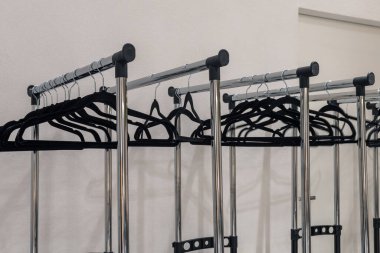 Askılı Boş Elbiseler Askısı Minimalist İçten