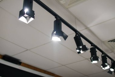 Tavanda modern bir LED spot ışığı sistemi. Seçici odak.