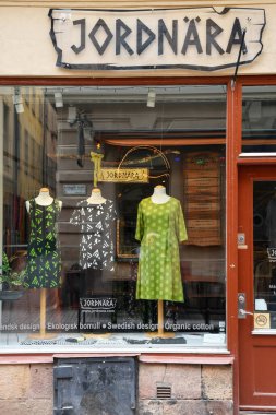 İsveç 'te mankenli Jordnra Giyim Mağazası Penceresi. Jordnra, ekolojik bilinçli moda sağlamaya kendini adamış bir İsveç markası..
