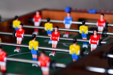 Eğlence amaçlı oyundaki renkli oyuncu figürleriyle Langırt Tahta Oyunu 'nun kapanışı. Seçici odak.